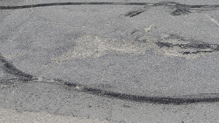Mitten auf der Staatsstraße am Orsteingang von Kasendorf tut sich diese Untiefe auf.