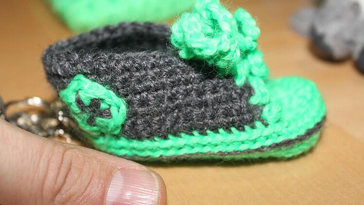 Von Eileen Forejt gehäkelt: die ersten Chucks fürs Baby Foto: Häggberg