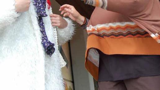 Pfarrerin Anne Salzbrenner kleidete Andreas Gagel beim "World-Dress-Award" ein.