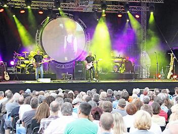 Viel Licht und Videos - aber noch bessere Musik bot das Gastspiel der Pink Floyd-Tribute-Band "Echoes" am Sonntag. Foto: Ralf Kestel