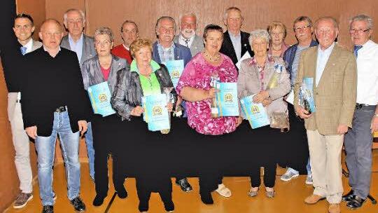 40 Jahre sind diese Frauen und Münner beim TSV dabei. Foto: Dieter Britz