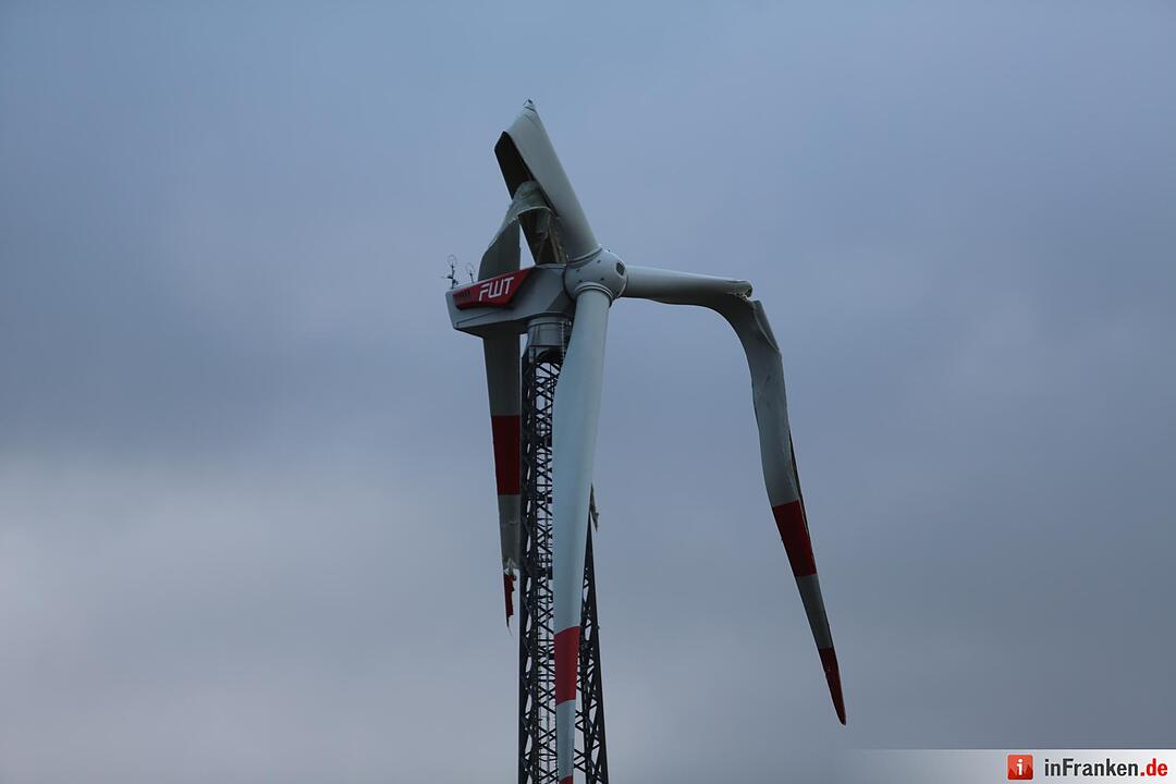 Unwetter über Franken - Böe knickt Rotorblatt ab