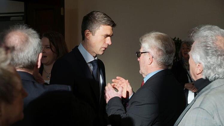 Stefan M&uuml;ller, MdB, Kreisvorsitz der CSU Erlangen-H&ouml;chstadt, bespricht mit Sepp Kittler, Ehrenvorsitzender des Walter-Rein-Chors Erlangen, Details einer Einladung des Chors nach Berlin.