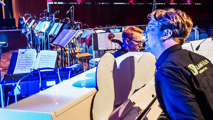 Der Hochschulchor "Die Klangfänger" unter Leitung von Moritz Metzner gestaltet wieder gemeinsam mit dem Hochschulbigband drei Konzerte während das "Campus Design Open".Foto: Archiv/Jochen Berger