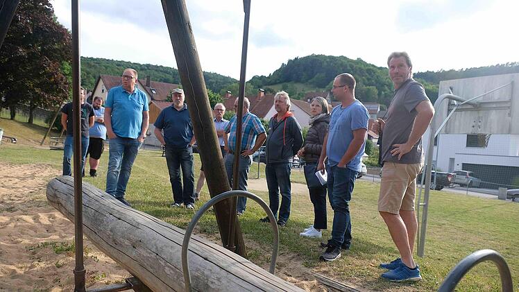 Mit einem Ortstermin auf dem Spielplatz begann die Sitzung des Gemeinderates am Montag. Foto: Gerd Schaar