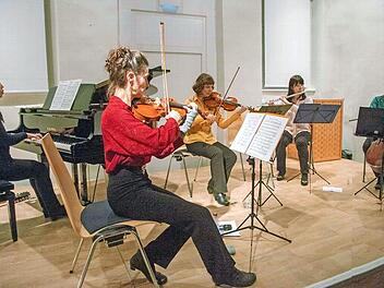 Mit seiner unterhaltsamen Kaffeehaus-Musik begeisterte das Bernstein-Ensemble mit (von links) Pei Shan Ruf (Klavier), Katrin Dinkelmeyer (Violine), Irina Teiwes (Violine), Yoko Tanaka (Querflöte und Mi Jang (Cello) das Lichtenfelser Publikum. Foto: Klaus Gagel