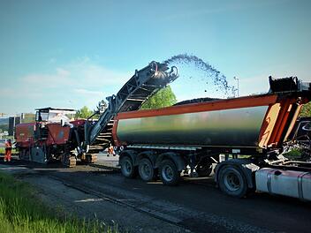 Schwere Maschinen fräsen die alte Asphaltdecke ab. Foto: Werner Reißaus