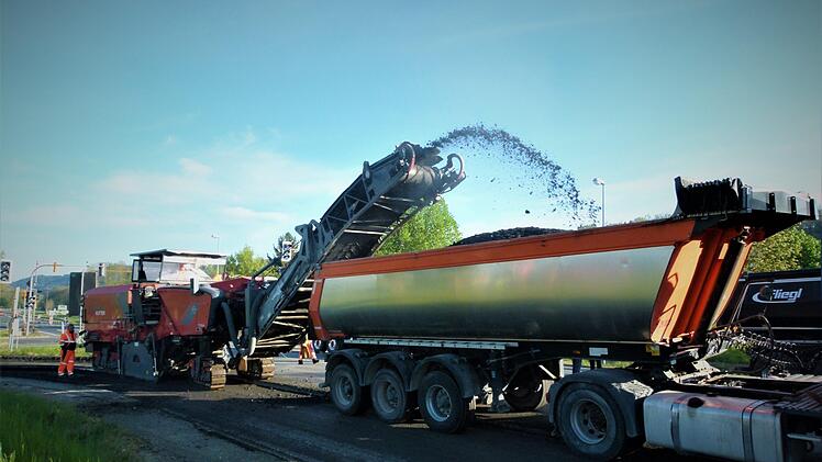 Schwere Maschinen fräsen die alte Asphaltdecke ab. Foto: Werner Reißaus
