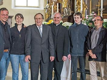 Kilian Kemmer (4. v. l.) ist dankbar, dass Wolfgang F&ouml;rst, Katharina Heilmann, Harald Matthes, Bernhard Sch&ouml;fer, Reinhard D&ouml;ring und Gabriel Konjaev (v. l.) im Advent ihre Zuh&ouml;rer in der Stadtpfarrkirche solistisch erfreuen und geb&uuml;hrend auf die Festtage einstimmen werden. Auf dem Archivfoto fehlt der Junior-Organist von St. Georg, Henning Schwarz. Foto: Peter Schramm (Archiv)
