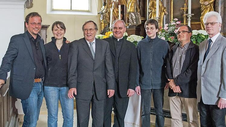 Kilian Kemmer (4. v. l.) ist dankbar, dass Wolfgang F&ouml;rst, Katharina Heilmann, Harald Matthes, Bernhard Sch&ouml;fer, Reinhard D&ouml;ring und Gabriel Konjaev (v. l.) im Advent ihre Zuh&ouml;rer in der Stadtpfarrkirche solistisch erfreuen und geb&uuml;hrend auf die Festtage einstimmen werden. Auf dem Archivfoto fehlt der Junior-Organist von St. Georg, Henning Schwarz. Foto: Peter Schramm (Archiv)