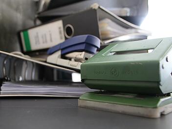 Weil das Vergaberecht zunehmend komplexer wird, ist der Markt Burkardroth für eine zentrale Stelle im Landratsamt, die sich diesem Thema annimmt. Foto: Johannes Schlereth/Archiv