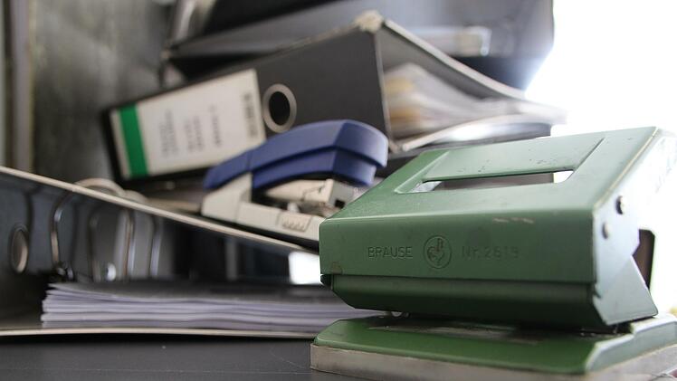 Weil das Vergaberecht zunehmend komplexer wird, ist der Markt Burkardroth für eine zentrale Stelle im Landratsamt, die sich diesem Thema annimmt. Foto: Johannes Schlereth/Archiv