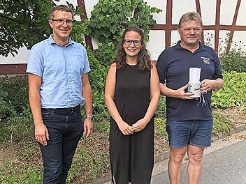 Der Dritter Bürgermeister Anton Schatz gratulierte der neuen Ortssprecherin Mira Schaller und dem scheidenden Ortssprecher Thomas Brückner.