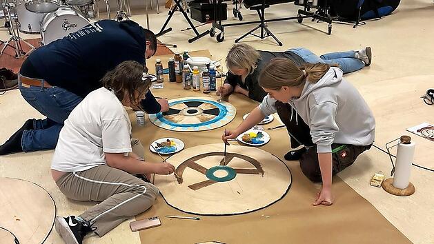 Die Kreativen bei den Arbeiten am B&uuml;hnenbild