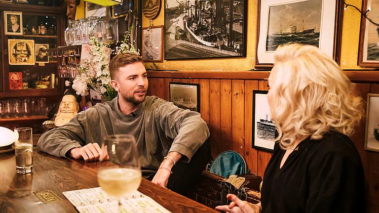 Vom Fußballer zum Bestsellerautor: Ina Müller hat viele Fragen an ihren Gast Christoph Kramer. Wie war das zum Beispiel damals beim WM-Finale 2014, als er bei einem Zusammenstoß eine Gehirnerschütterung erlitt und plötzlich nicht mehr wusste, wo er war?