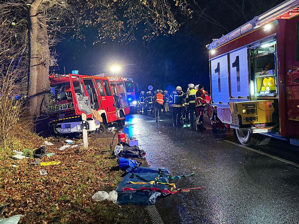 Löschfahrzeug prallt gegen Baum