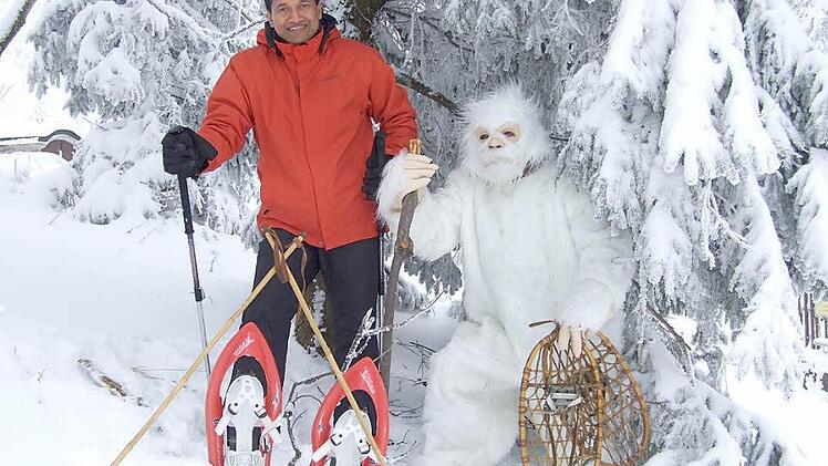 Pater Augustin und der Rhön-Yeti in einem Fichtendickicht auf dem Kreuzberg Foto: Marion Eckert