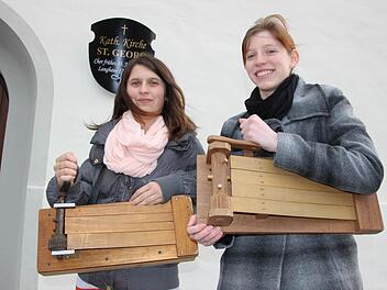 Marina Rößner und Lena Niersberger sind "Ratschenkinder" in Hoheim. Foto: Sabine Herteux