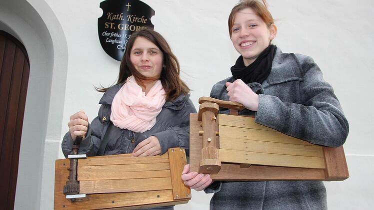 Marina Rößner und Lena Niersberger sind "Ratschenkinder" in Hoheim. Foto: Sabine Herteux