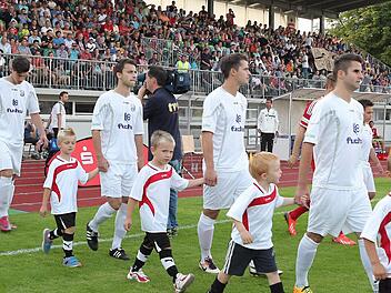 Vor großer Kulisse laufen Nicolai Altwasser (rechts) und Aleksander Hurec (links) mit ihren Bamberger Mannschaftskameraden zum Spitzenspiel gegen Bayern München II ins Stadion ein. Foto: sportpress