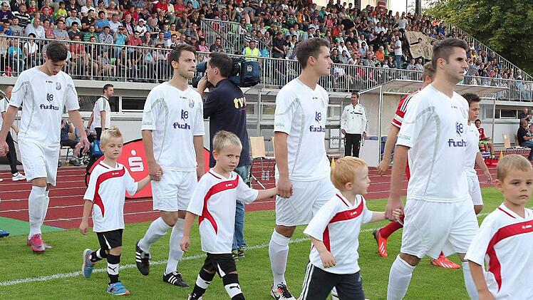 Vor großer Kulisse laufen Nicolai Altwasser (rechts) und Aleksander Hurec (links) mit ihren Bamberger Mannschaftskameraden zum Spitzenspiel gegen Bayern München II ins Stadion ein. Foto: sportpress