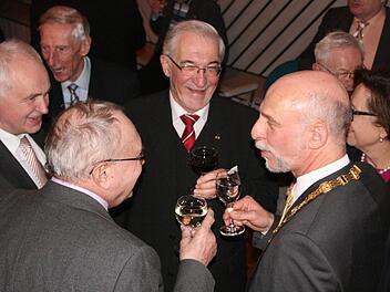 Oberbürgermeister Kay Blankenburg (rechts) hatte zum Neujahrsempfang der Stadt geladen und viele, viele kamen. Unser Bild zeigt den OB mit (von links) Robert Kiesel (MdL a.D.), Gustav Streng (hinten), Eduard Lintner (MdB a.D.), Regierungspräsident Paul Beinhofer und Karin Renner (rechts). Fotos: Paul Ziegler/Carmen Schmitt