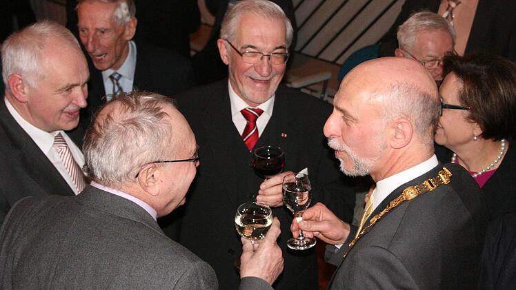Oberbürgermeister Kay Blankenburg (rechts) hatte zum Neujahrsempfang der Stadt geladen und viele, viele kamen. Unser Bild zeigt den OB mit (von links) Robert Kiesel (MdL a.D.), Gustav Streng (hinten), Eduard Lintner (MdB a.D.), Regierungspräsident Paul Beinhofer und Karin Renner (rechts). Fotos: Paul Ziegler/Carmen Schmitt