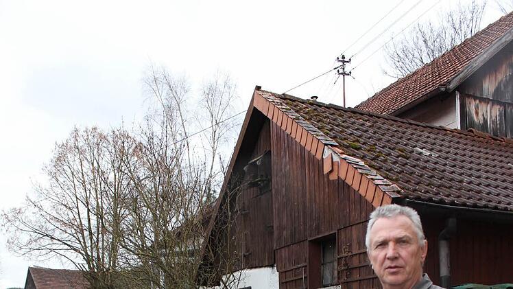 Ulrich Gessinger befürwortet einen Gehweg westlich der Straße, weil dort die meisten Bürger wohnen. "Wenn ich zur Haustüre rausgehe, stehe ich praktisch auf der Straße", beschreibt der Anwohner seine Situation. Dass dafür im Gegenzug seine Gartenmauer weichen müsste, ist für ihn kein Problem. Foto: Birgit Will