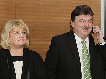 Das amtliche Endergebnis stand gestern Abend noch gar nicht fest, als die ersten Anrufer übers Handy dem alten und neuen Landrat Klaus Peter Söllner schon gratulierten. Ehefrau Ilse verfolgt derweil gespannt die Auswertungen aus den Gemeinden, die einige überraschende Ergebnisse bescherten. Foto: Jochen Nützel