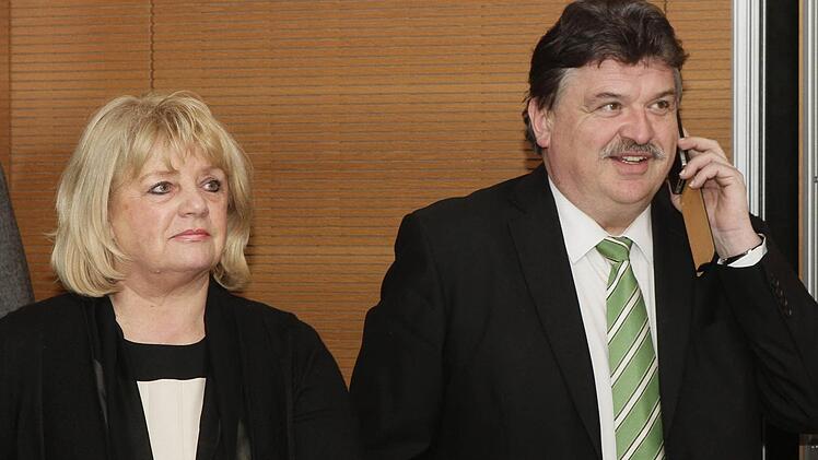 Das amtliche Endergebnis stand gestern Abend noch gar nicht fest, als die ersten Anrufer übers Handy dem alten und neuen Landrat Klaus Peter Söllner schon gratulierten. Ehefrau Ilse verfolgt derweil gespannt die Auswertungen aus den Gemeinden, die einige überraschende Ergebnisse bescherten. Foto: Jochen Nützel