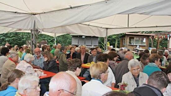 Festgäste im Zelt Foto: Helmut Will