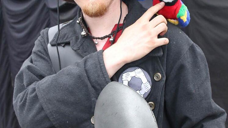 Eric Sondermann - "Der Käptn": "Als Käptn, ich als Markenzeichen meinen Vogel auf der Schulter. Ich bin gern in dieser Rolle und es ist ein guter Ausgleich zum Alltag. In unserem Verein hat man viele Gleichgesinnte, die viel Engagement in dieses tolle Hobby investieren." Foto: Michael Stelzner