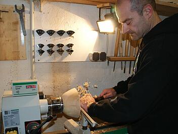Im Drechseln hat der Industriemechaniker Thorsten Tröster sein ideales Hobby gefunden. Fotos: Sabine Weinbeer