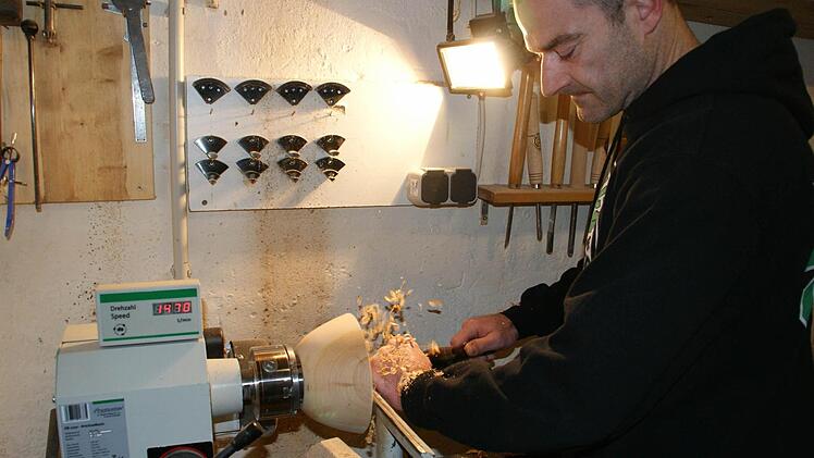 Im Drechseln hat der Industriemechaniker Thorsten Tröster sein ideales Hobby gefunden. Fotos: Sabine Weinbeer