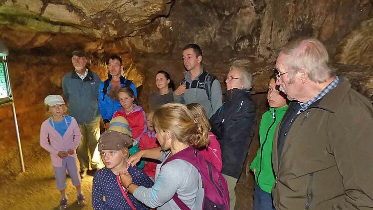 Die Teilnehmer sind gespannt, ob sie in der Binghöhle eine Fledermaus vor Augen bekommen.  Foto: Thomas Weichert