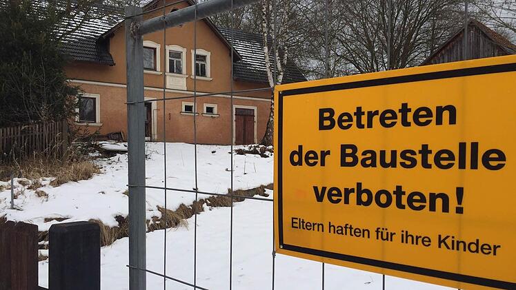 Betreten verboten: Der alte Bauernhof wird plattgemacht.  Foto: Stephan Tiroch