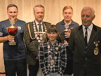 Geschmückt mit den Königsketten und Pokalen stellten sich die neuen Regenten der Schützengesellschaft Wirsberg der Kamera. Unser Bild zeigt (von links) Bürgerkönig Philipp Mühlbauer, Schützenkönig Roland Burghofer, Jungschützenkönigin Robin Liebelt, Jungbürgerkönig Julian Ringsdorf und Ersten Schützenmeister Rudi Kramer.  Foto: Klaus-Peter Wulf