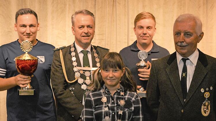 Geschmückt mit den Königsketten und Pokalen stellten sich die neuen Regenten der Schützengesellschaft Wirsberg der Kamera. Unser Bild zeigt (von links) Bürgerkönig Philipp Mühlbauer, Schützenkönig Roland Burghofer, Jungschützenkönigin Robin Liebelt, Jungbürgerkönig Julian Ringsdorf und Ersten Schützenmeister Rudi Kramer.  Foto: Klaus-Peter Wulf