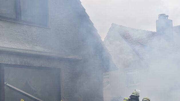 Im mittelfr&auml;nkischen Zirndorf ist ein Feuer in einer Gartenh&uuml;tte ausgebrochen. Die Flammen gingen sogar bis auf das Wohnhaus &uuml;ber, ehe die Feuerwehr den Brand unter Kontrolle bekommen konnte. Foto: NEWS5 / Maurer