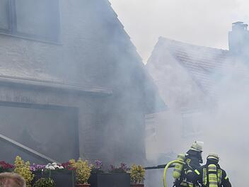 Im mittelfränkischen Zirndorf ist ein Feuer in einer Gartenhütte ausgebrochen. Die Flammen gingen sogar bis auf das Wohnhaus über, ehe die Feuerwehr den Brand unter Kontrolle bekommen konnte. Foto: NEWS5 / Maurer