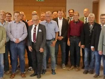 Die Vertreter der 18 Oberlandvereine mit den Vorständen Ralph Goller (rechts) und Peter Girndt (Dritter von links) nach der Spendenübergabe. Foto: Klaus-Peter Wulf