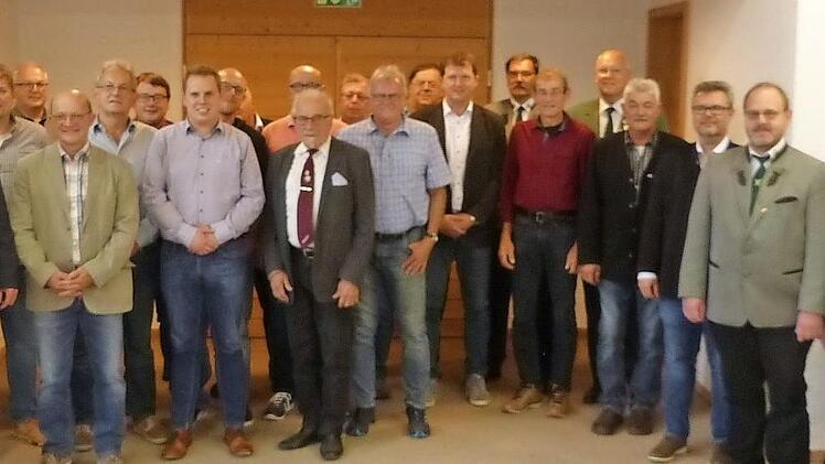 Die Vertreter der 18 Oberlandvereine mit den Vorständen Ralph Goller (rechts) und Peter Girndt (Dritter von links) nach der Spendenübergabe. Foto: Klaus-Peter Wulf