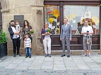 Den drei Gewinnern der Stadtmarketingaktion werden die Preise &uuml;bergeben (von links): Andrea Kerby (Citymanagerin), Familie Ahrez, Ulrike Dreyer, Zweiter B&uuml;rgermeister Hans-Herbert Hartan, Alk Pusch, Steffi Cestone (Vorstand Zentrum Coburg).  Foto: Stadtmarketing