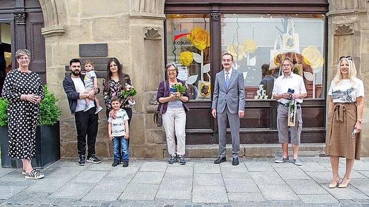 Den drei Gewinnern der Stadtmarketingaktion werden die Preise &uuml;bergeben (von links): Andrea Kerby (Citymanagerin), Familie Ahrez, Ulrike Dreyer, Zweiter B&uuml;rgermeister Hans-Herbert Hartan, Alk Pusch, Steffi Cestone (Vorstand Zentrum Coburg).  Foto: Stadtmarketing