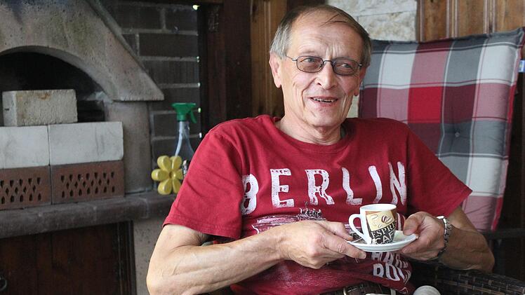 Bei einer Tasse Kaffee im privaten Raum spricht der Ruheständler Rudolf Ruckdeschel über sein neues Aufgabengebiet.