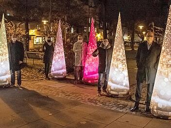 Oberb&uuml;rgermeister Florian Janik, Quartiersmanagerin Daniela Pohl, Stadtrat Matthias Thurek, City-Manager Christian Frank und Wirtschaftsreferent Konrad Beugel (v. l.) pr&auml;sentierten die Leuchtskultpuren. Foto: Rainer Krugmann