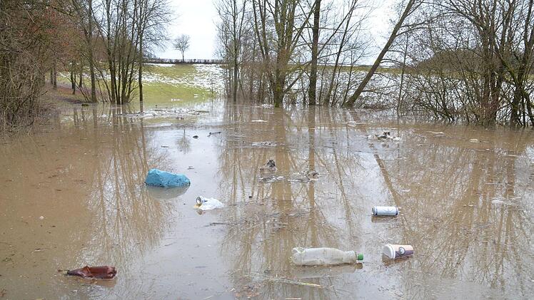 Mit dem Wasser kommt der Müll.