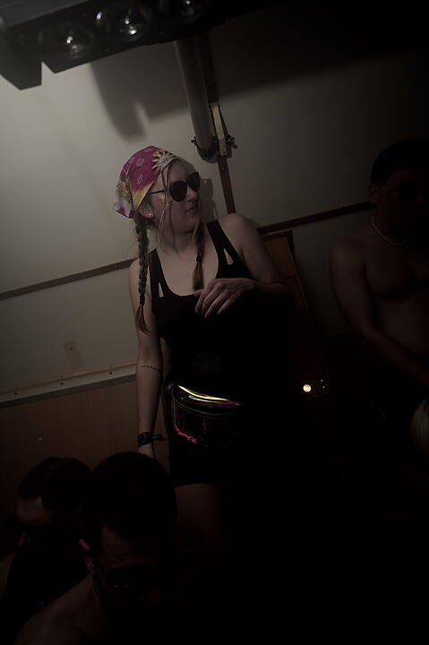 Party im Zug - Raver*innen tanzen zu Techno-Beats