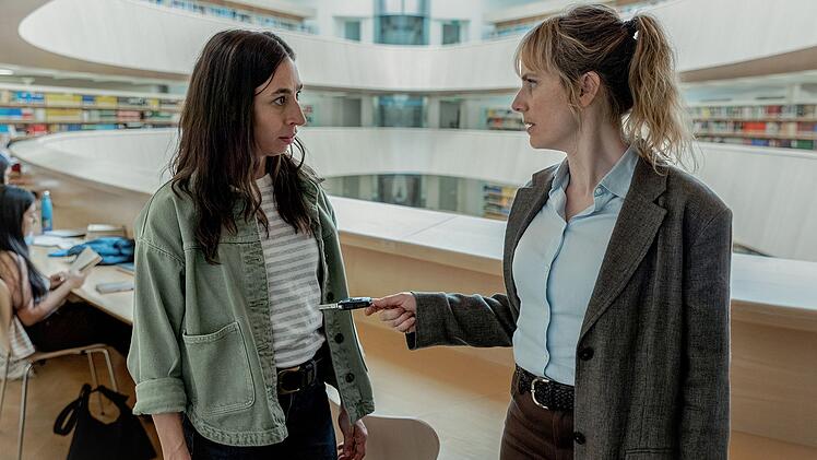 In der Jurabibliothek von Zürich hoffen Tessa Ott (Carol Schuler, links) und Isabelle Grandjean (Anna Pieri Zuercher) den Täter zu stellen.