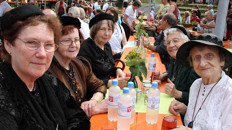 Die Damen vom Heimatgeschichtlichen Arbeitskreis Sand hatten sich auch stilecht gewandet.